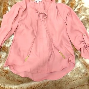 Peach 🍑 flowy blouse with gold accents